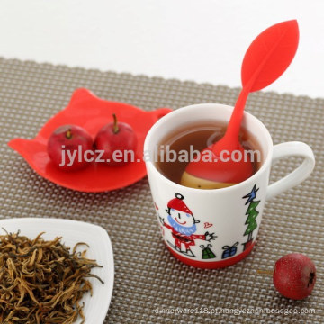 xícara de chá com coador ou infusor em novo conjunto de chá de design